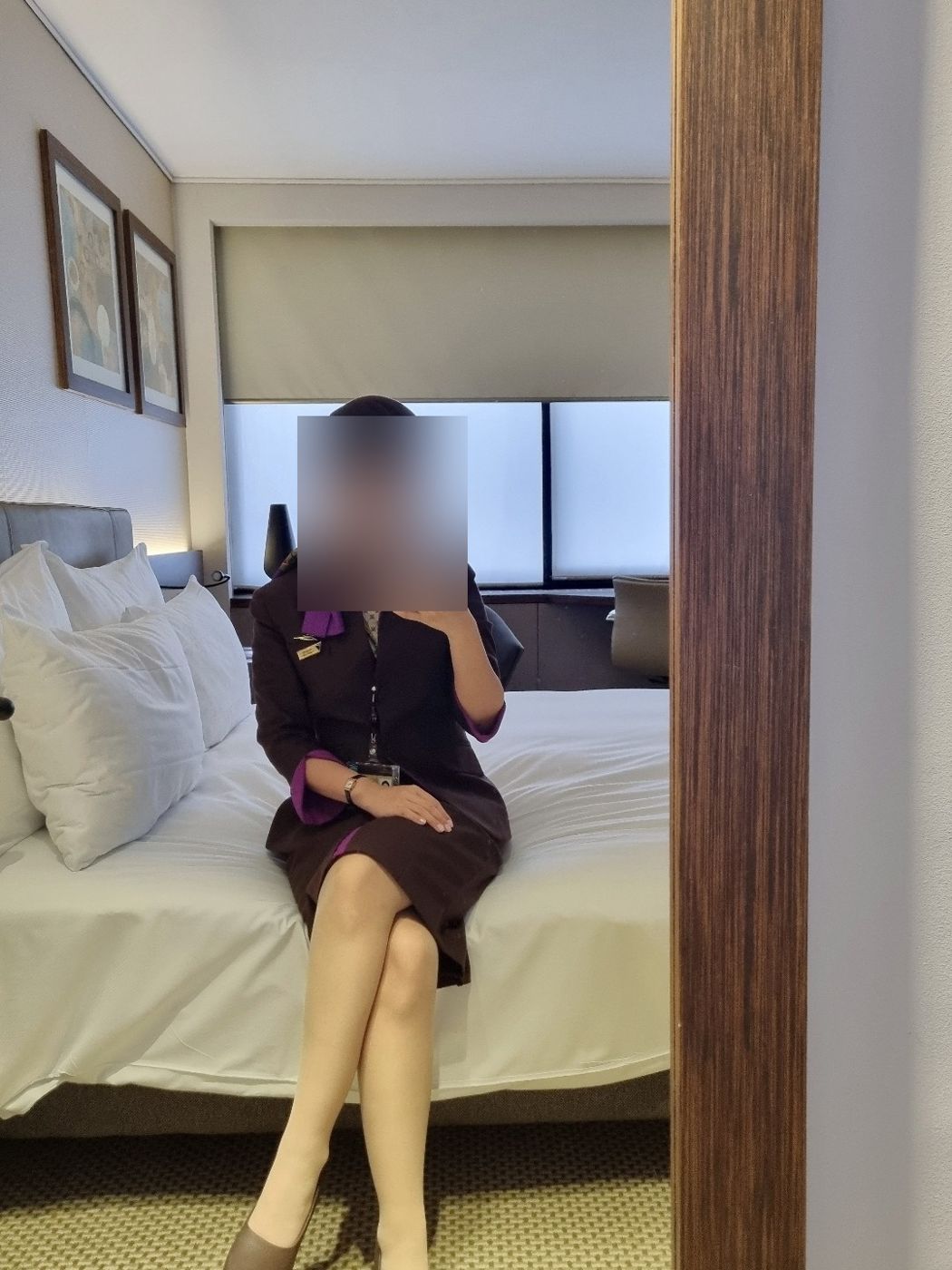 유니폼을 입고 호텔에 앉은 수강생