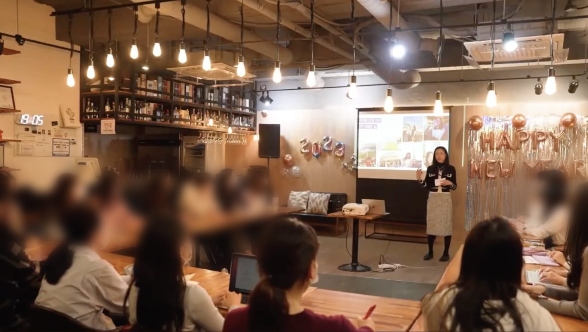 소피 코치가 승무원 지망생들 앞에서 세미나를 진행하는 모습